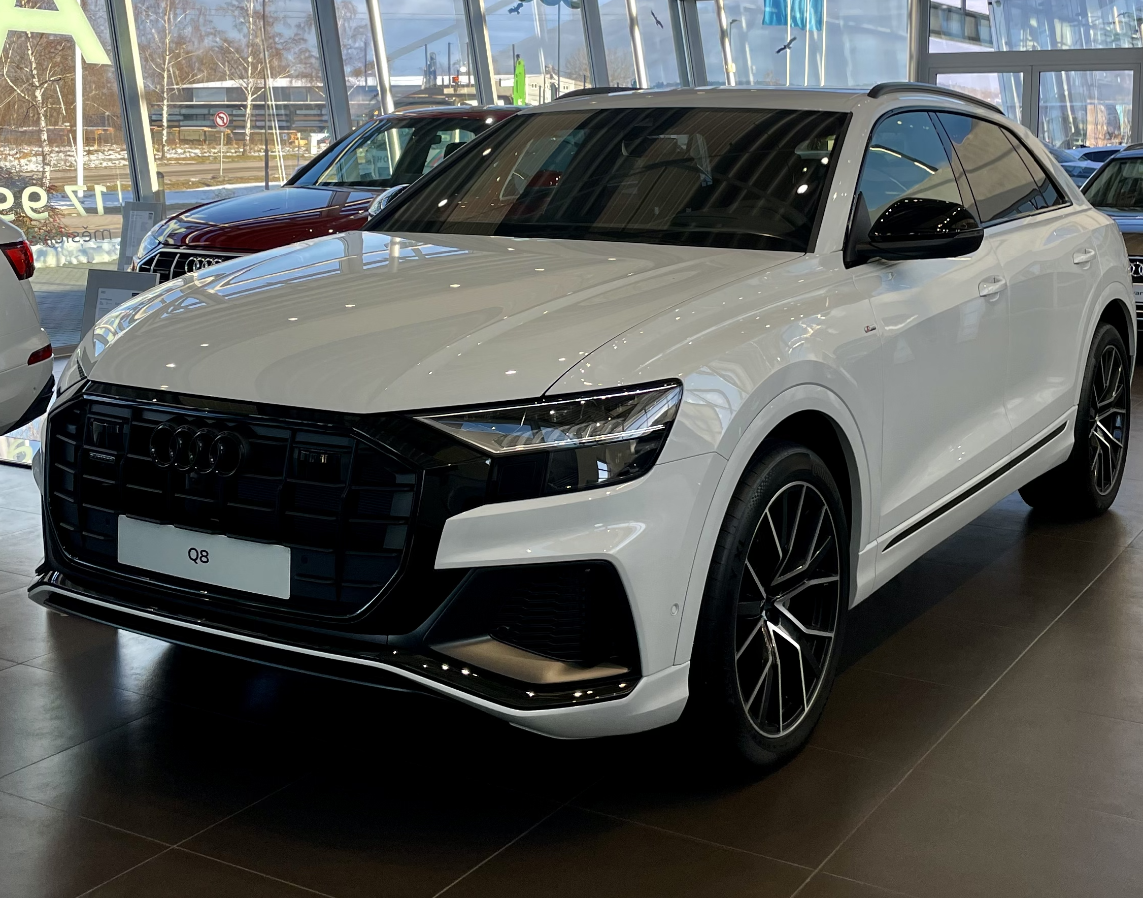 Audi Q8 55 TFSI quattro tiptronic Sline | nové auto skladem | sportovní benzínové suv coupé | super cena 2.039.000,- Kč bez DPH | více info a nákup online na AUTOiBUY.com